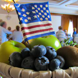 אחרי המנגל ביום העצמאות של ישראל אוכלים מגשי פירות כחול-לבן