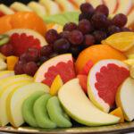 מגשי פירות חתוכים מוכנים לאכילה בצאת צום יום כיפור