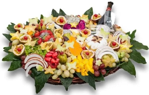 סלסלת פירות בשילוב יין